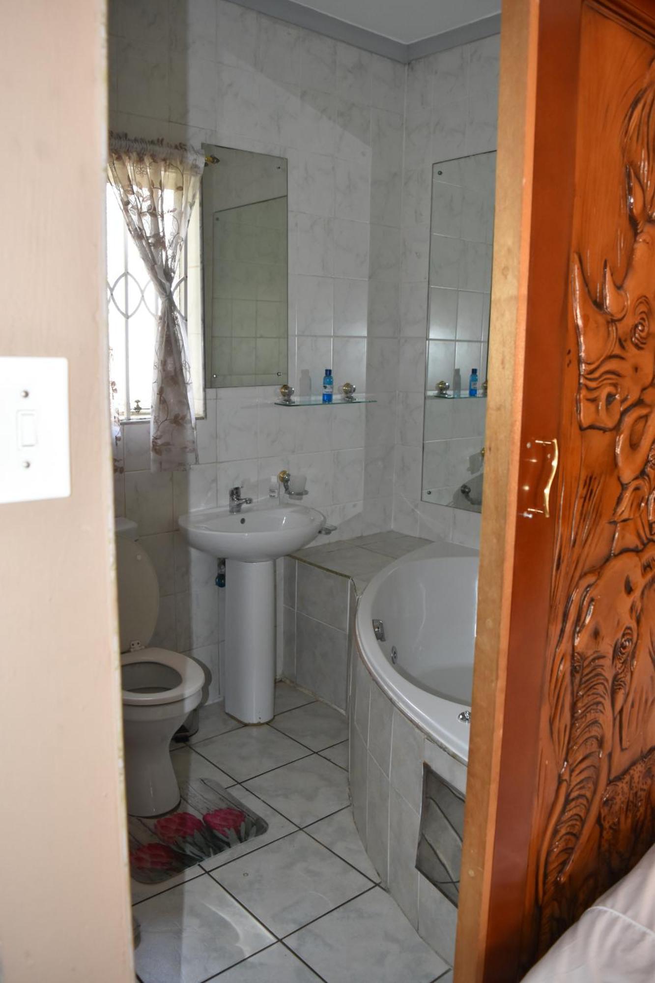 African Elephant Guesthouse Джърмистон Екстериор снимка